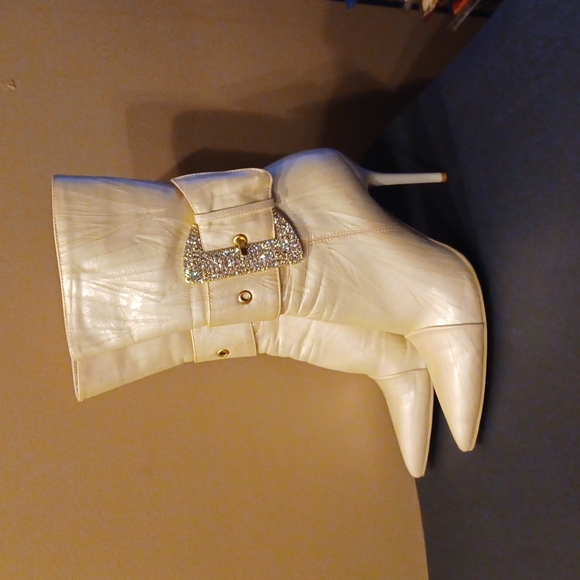 Ladies ankle with ankle buckle - Picture 2 of 5